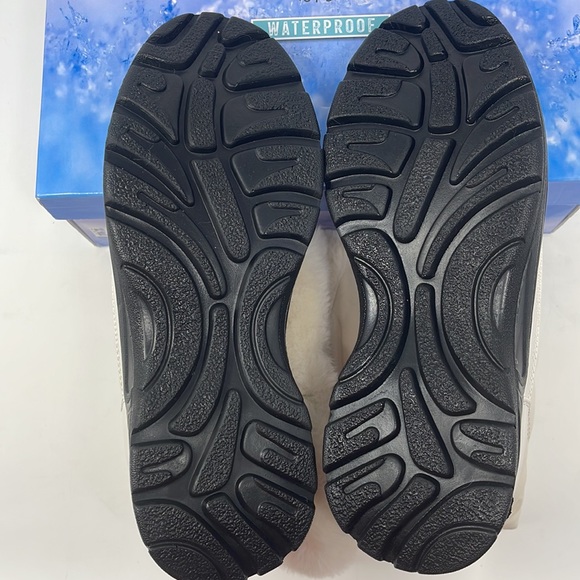 Easy Street Easy Dry Cuddle Waterproof Boots - Picture 14 of 16